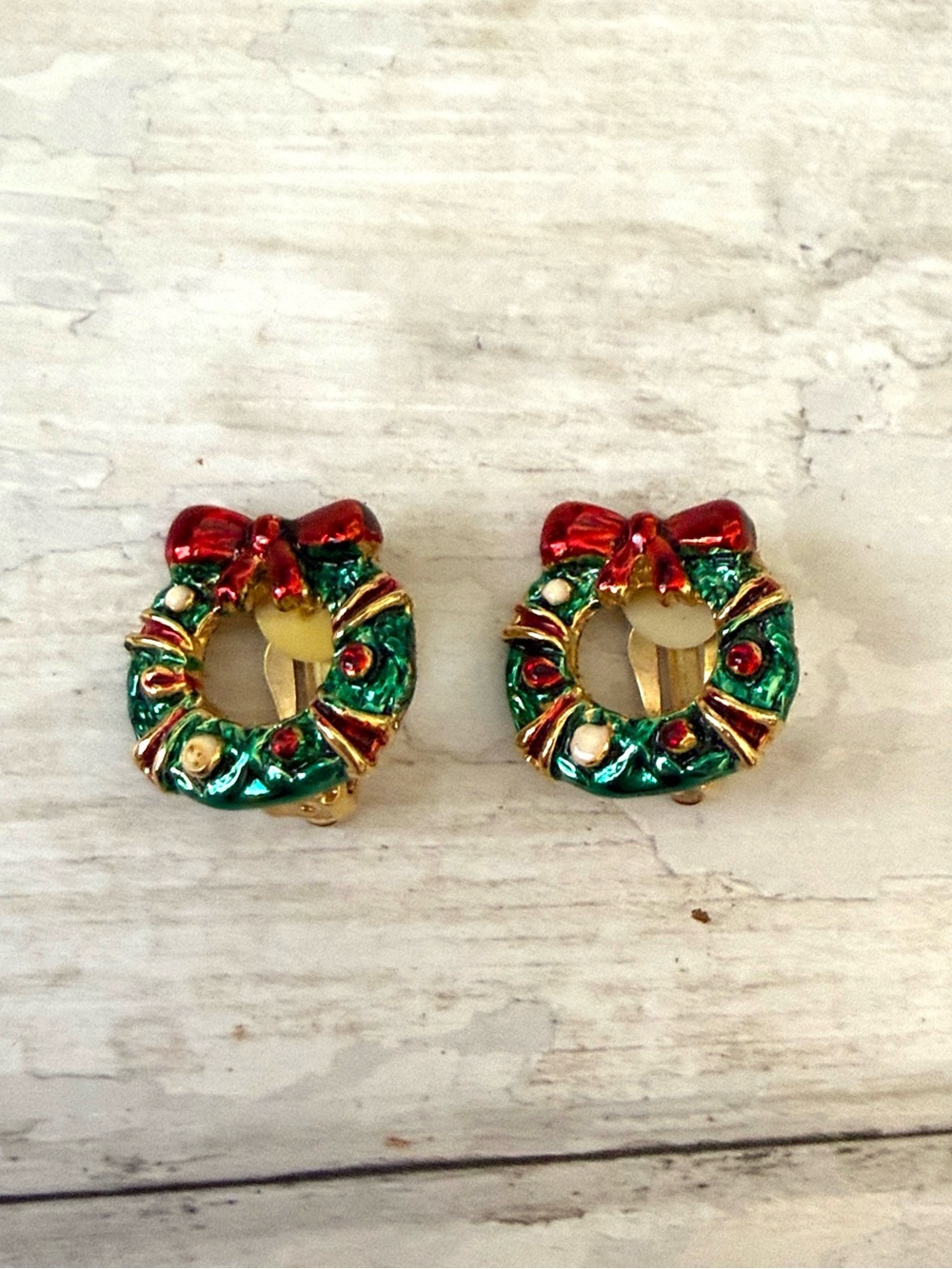 Christmas Wreath Clip On Earrings Holiday Jewelry New Condition Never Worn